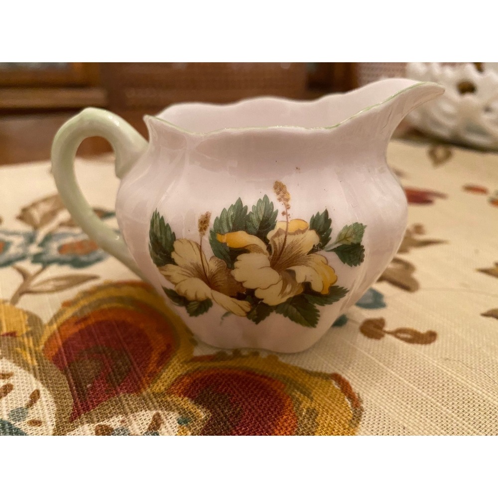 Shelley Creamer and Oval Tray Hibiscus Pattern Dainty Shape 1940s - Beautiful - Picture 5 of 8